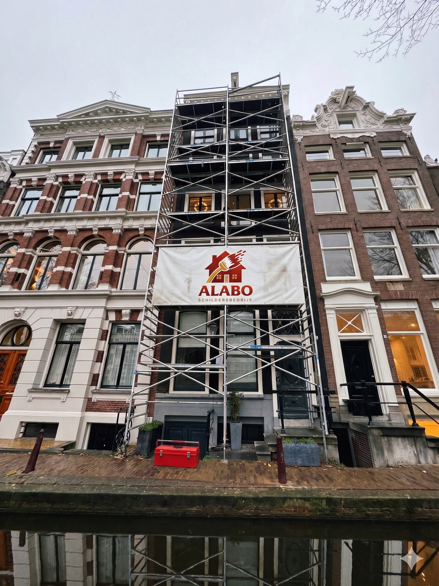 Alabo Schildersbedrijf working on a canal-side Amsterdam facade